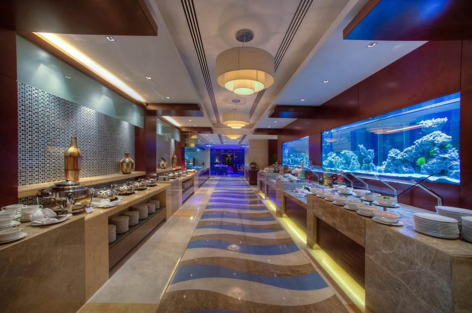 2 restaurants; breakfast, lunch, dinner, and brunch served
