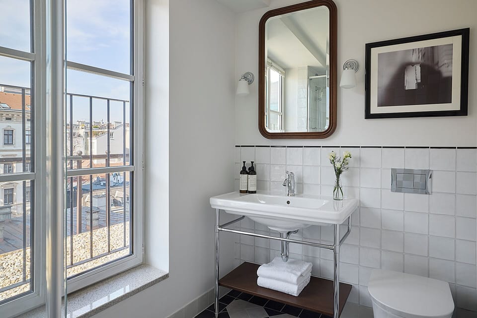 Double Room | Bathroom | Shower, free toiletries, hair dryer, towels