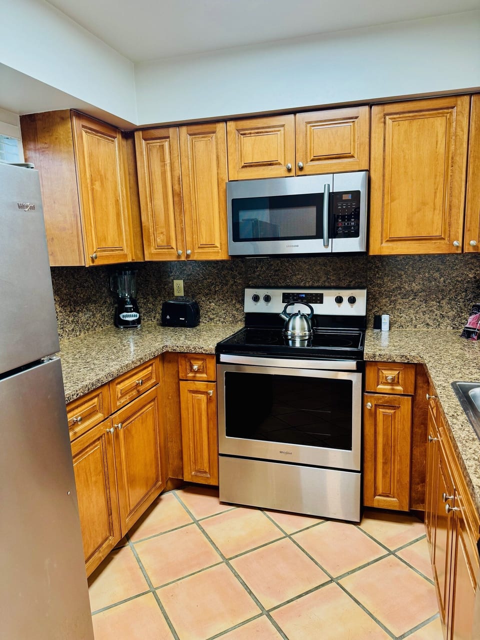 Full-size fridge, microwave, stovetop, dishwasher