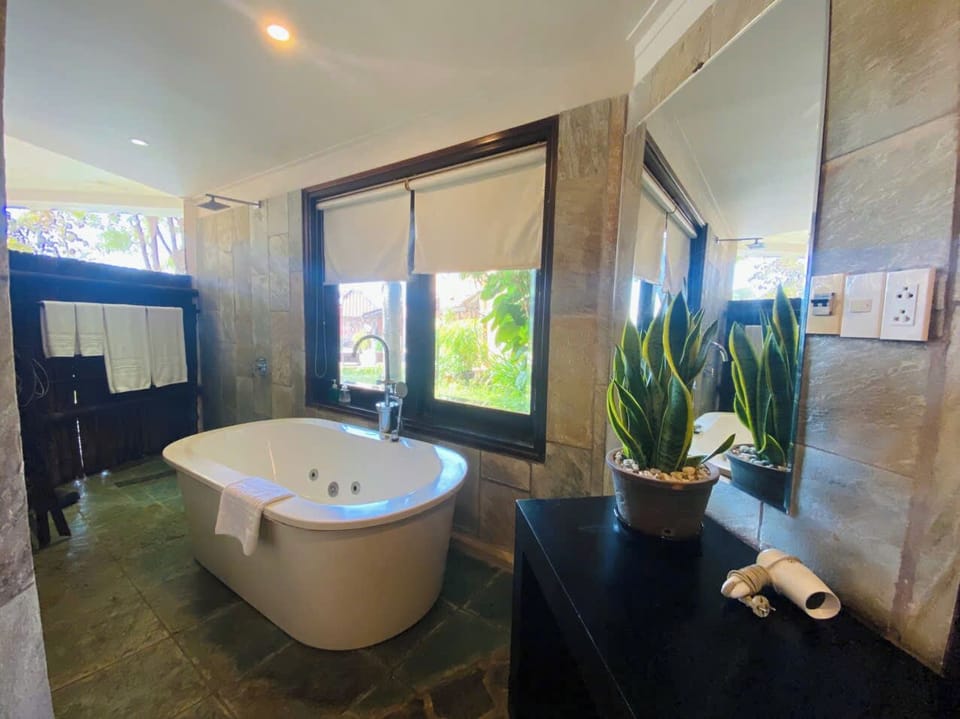 Luxury Garden View | Bathroom | Separate tub and shower, rainfall showerhead, free toiletries