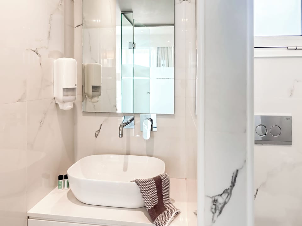 Junior Suite | Bathroom | Eco-friendly toiletries, hair dryer, towels, shampoo