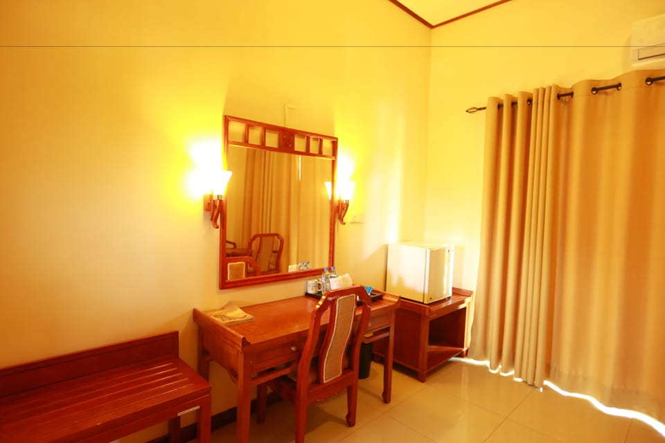 Premium bedding, minibar, desk, blackout drapes