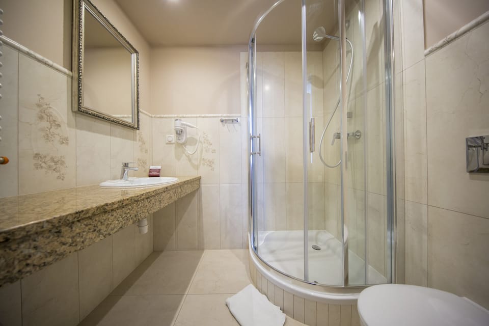 Classic Double Room | Bathroom | Hair dryer, towels