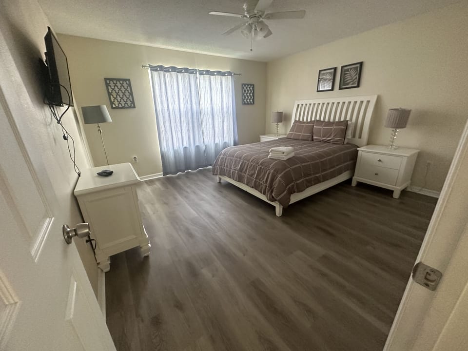 2nd floor bedroom Queen bed, Bedroom 4