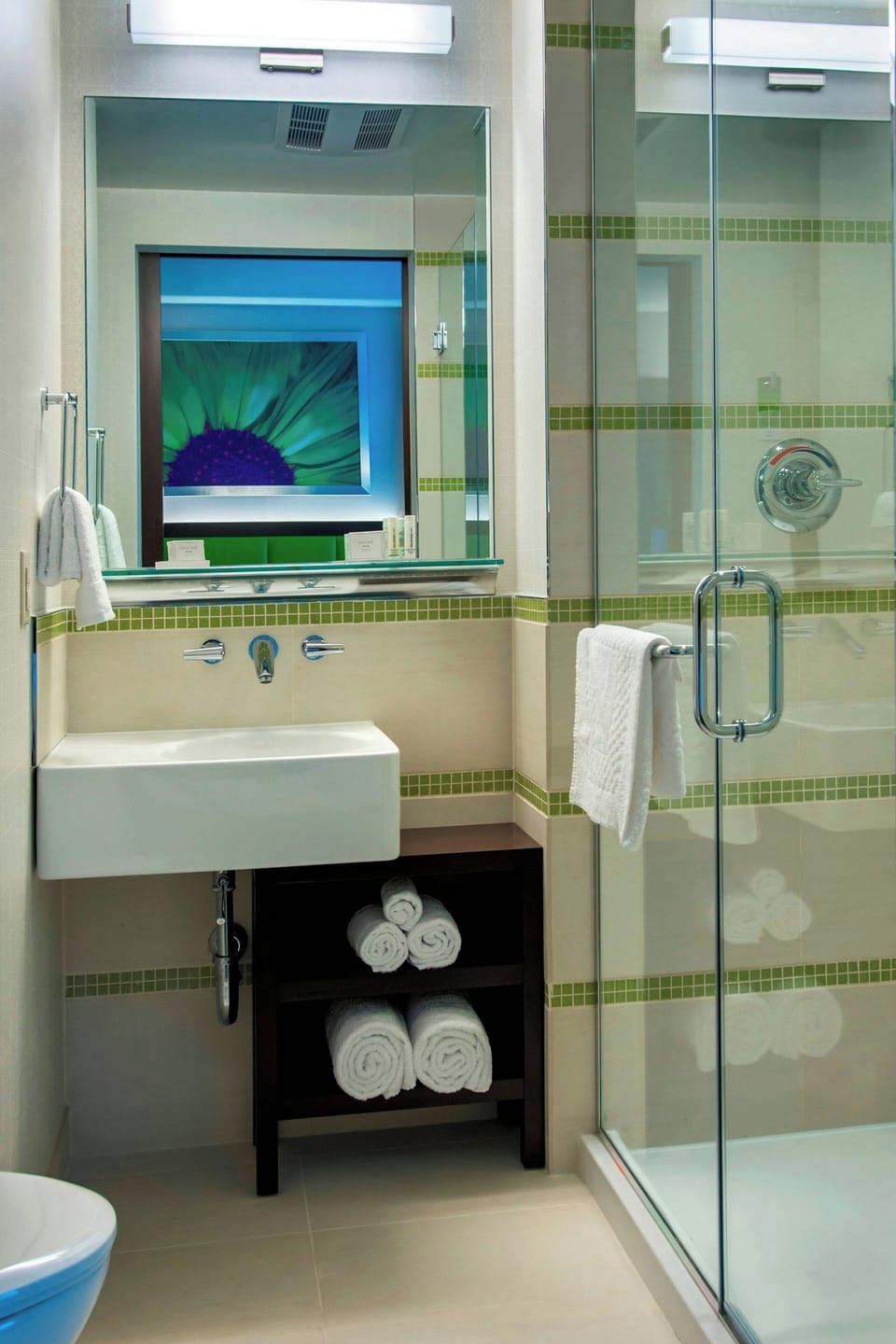Shower, free toiletries, hair dryer, towels