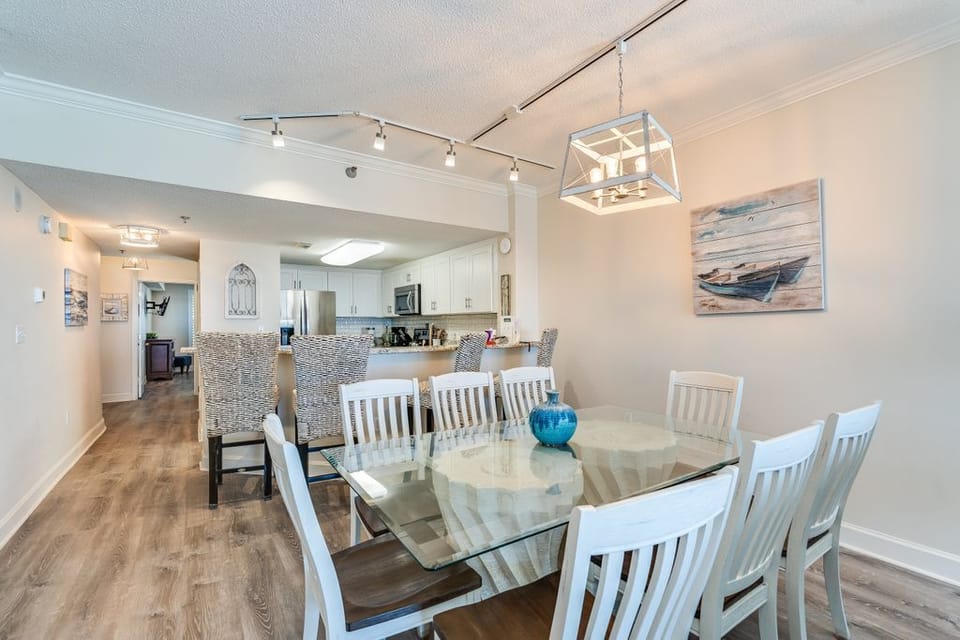 Plenty of seating in Dining area! 4 barstools and 8 dining chairs!