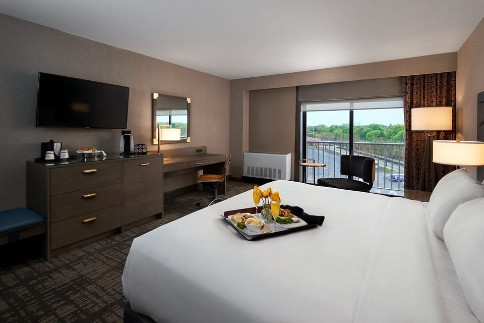 Standard Room, 1 King Bed | Premium bedding, pillowtop beds, desk, blackout drapes