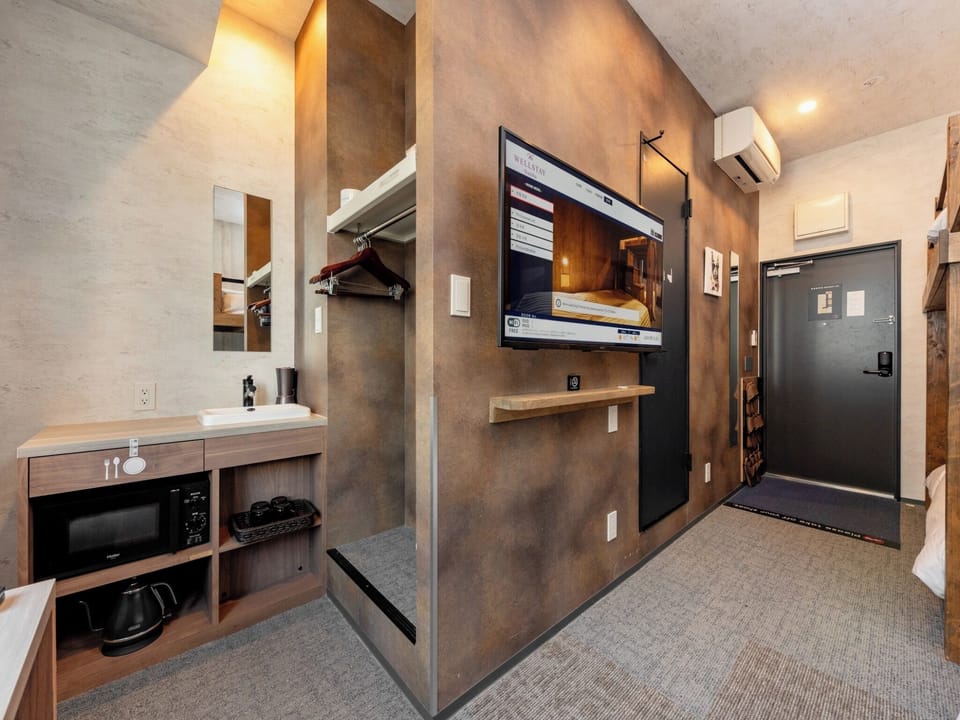 4 person room with bathtub