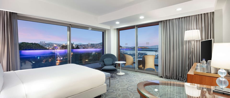 Deluxe Room, 1 King Bed, Marina View | Minibar, in-room safe, desk, WiFi (surcharge)