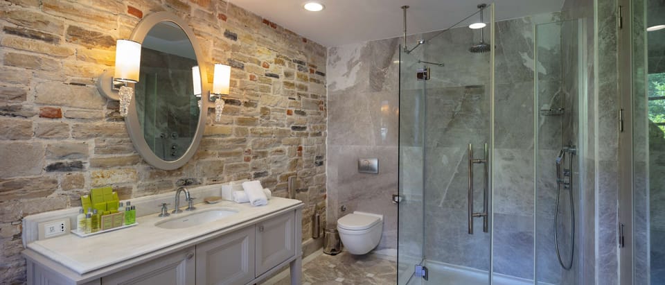 Cottage, 1 King Bed (Private Garden) | Minibar, in-room safe, desk, WiFi (surcharge)