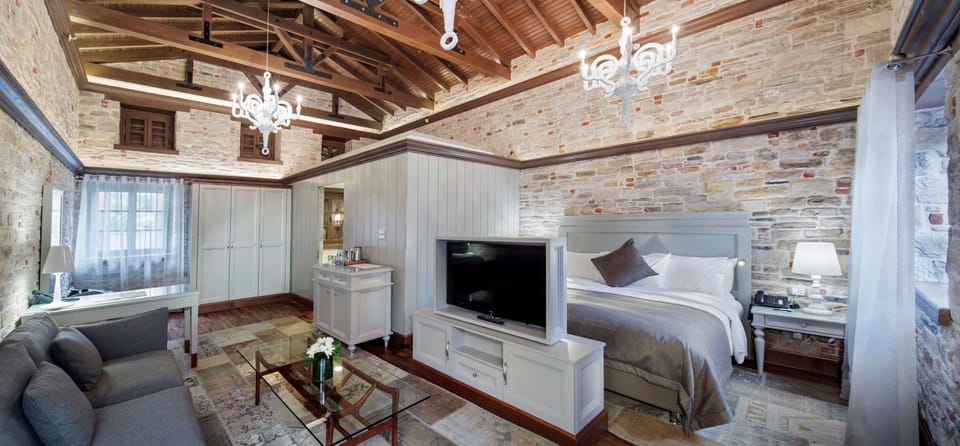 Cottage, 1 King Bed (Private Garden) | Minibar, in-room safe, desk, WiFi (surcharge)