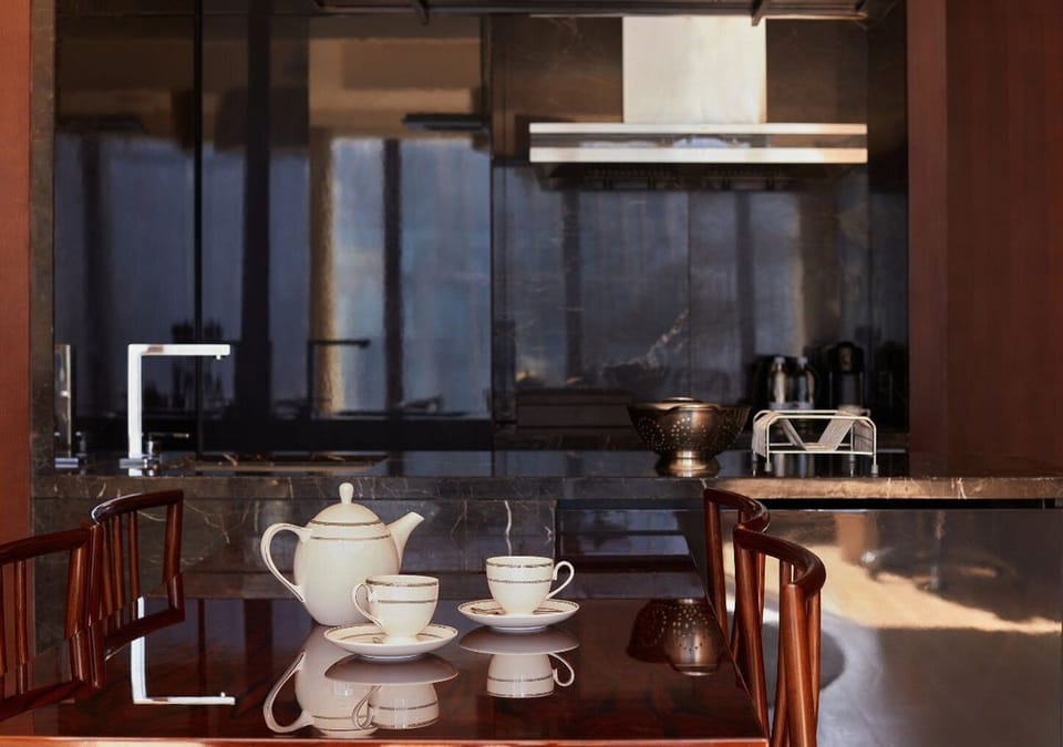 4 restaurants; breakfast, lunch, and dinner served