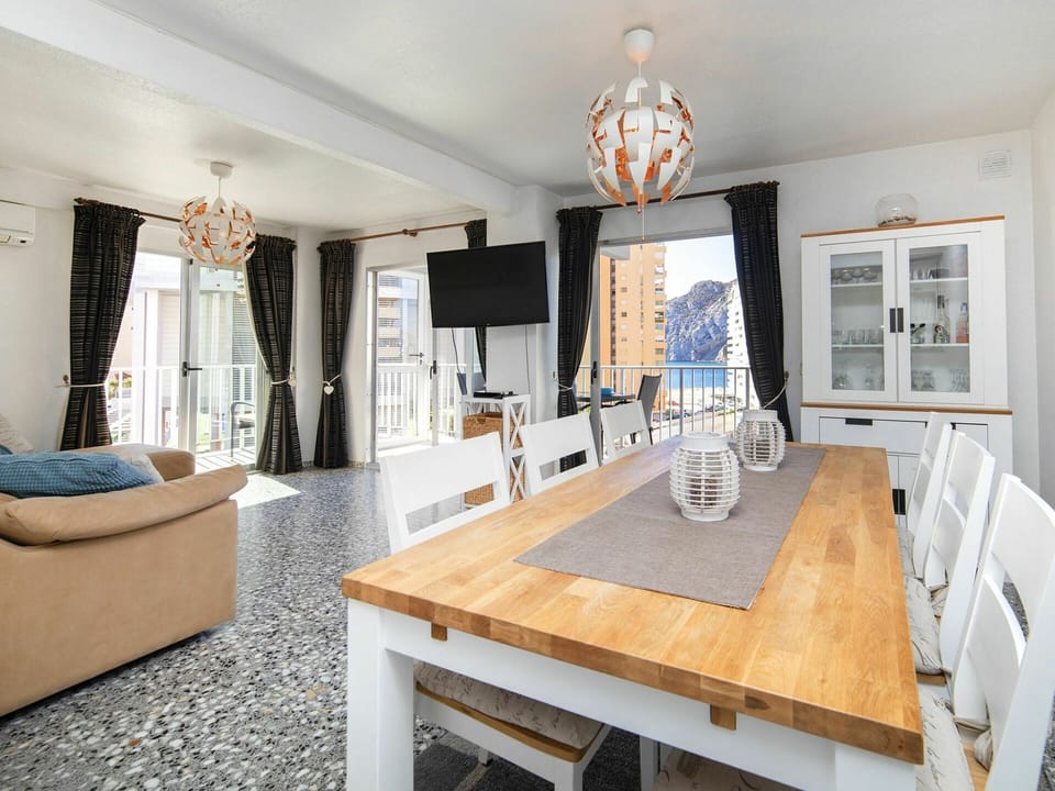 Property, Room, Furniture, Interior Design, Building, Living Room, Floor, House, Table, Real Estate