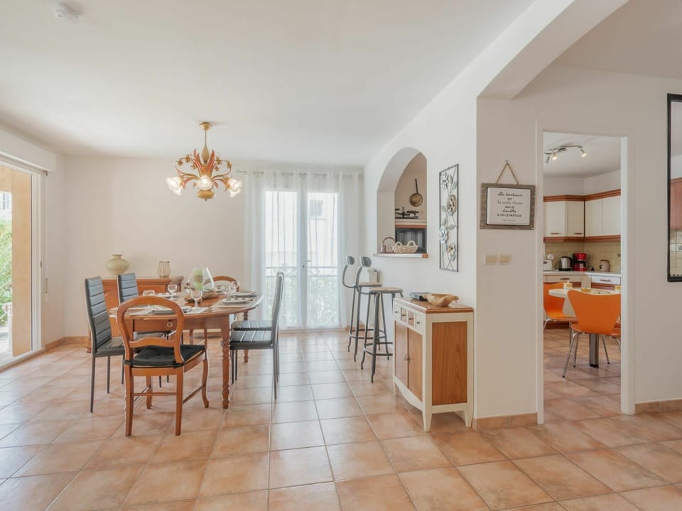 Table, Picture Frame, Furniture, Property, Chair, Wood, Lighting, Plant, Interior Design, Flooring