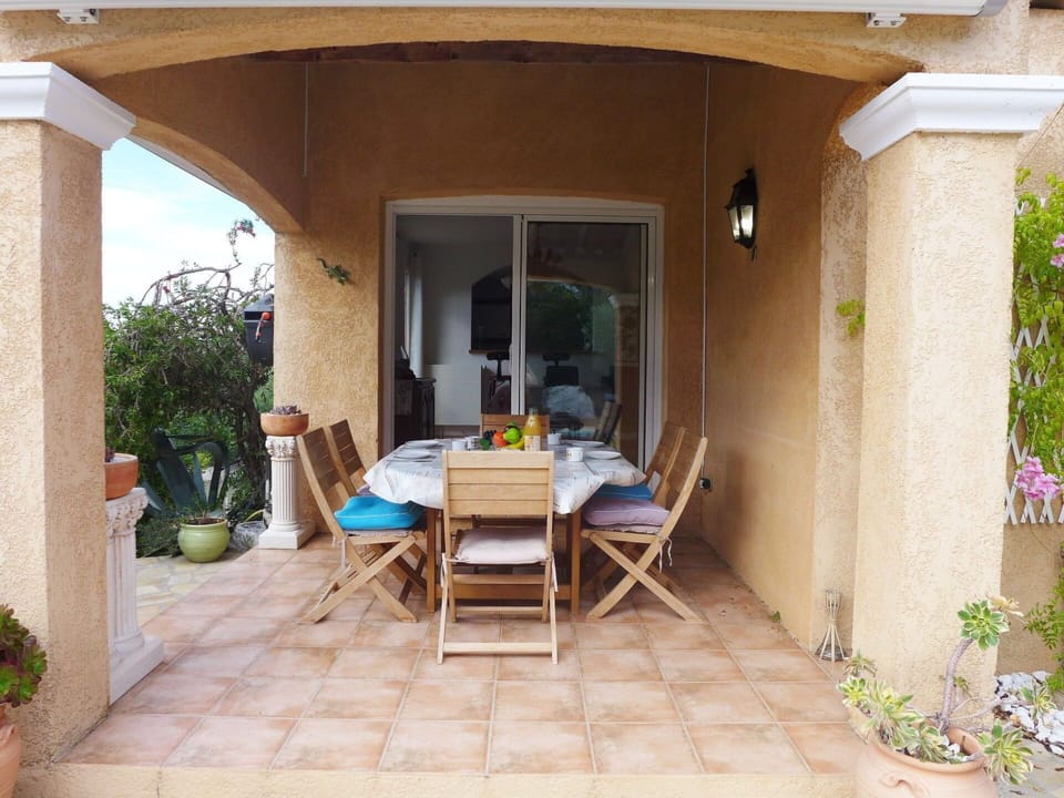 Plant, Furniture, Chair, Building, Interior Design, Houseplant, Shade, Flowerpot, Floor, Wood