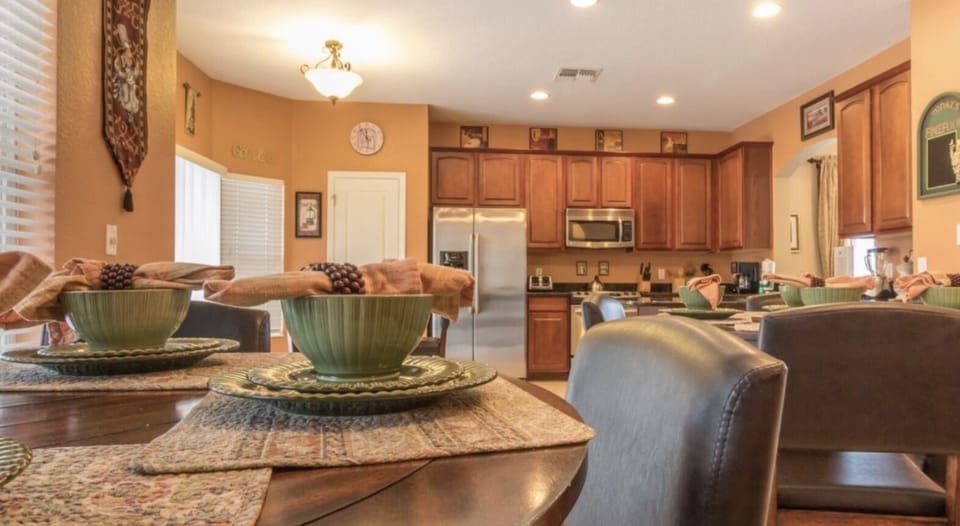Kitchen with all ss appliances 