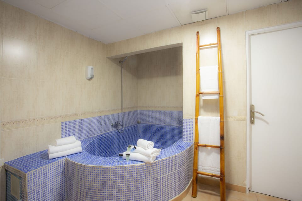 Comfort Studio Suite, 1 King Bed, Non Smoking, Bathtub | Bathroom | Hair dryer, towels, soap, shampoo