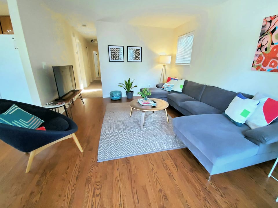 Open living area to kitchen, dining for 6!
