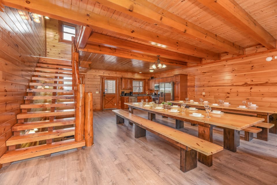 【Dining area + Kitchen】A different angle so you can see where you'll be.