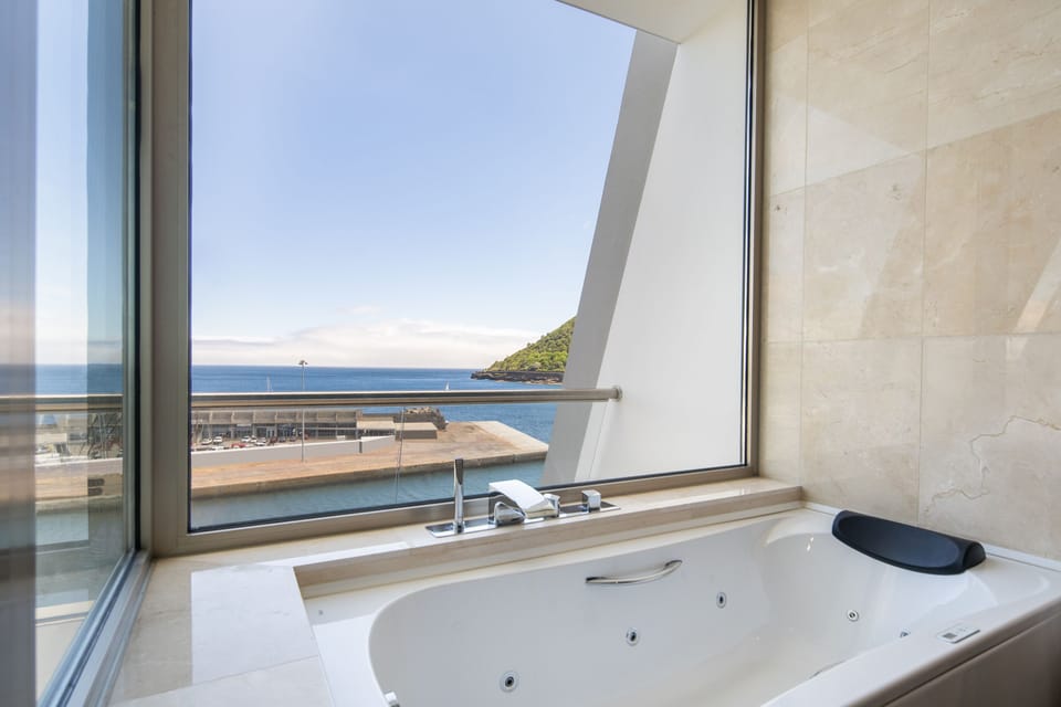 Deluxe Suite | Jetted tub