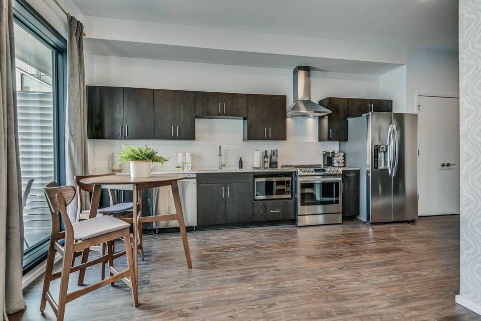 4. A well-stocked kitchen to enjoy meals at the condo. 