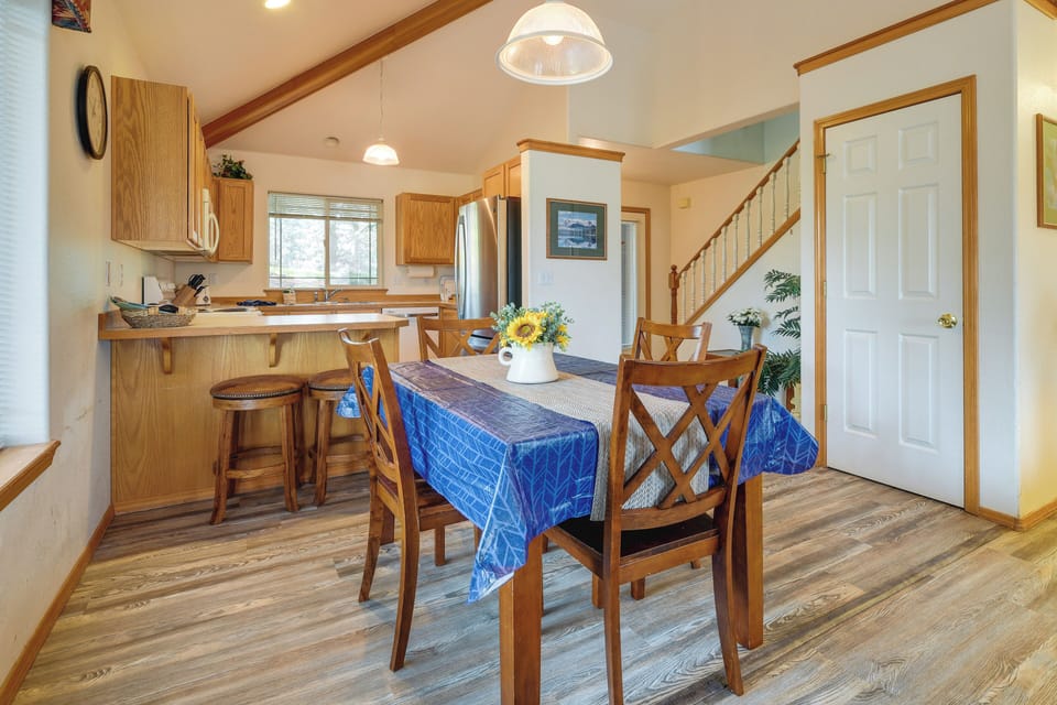 Dining Table | Dishware Provided