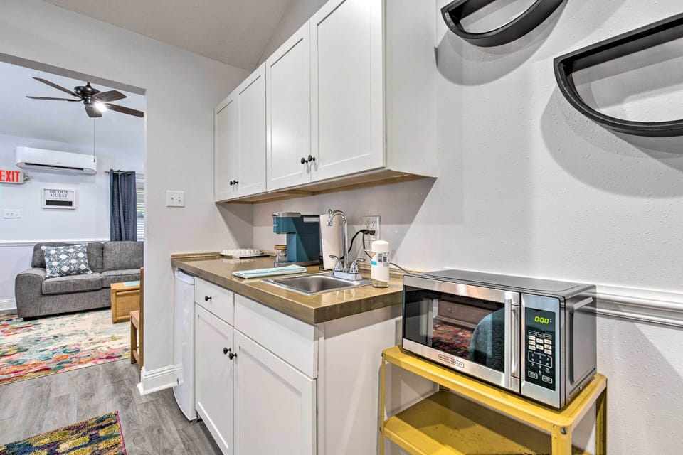 Kitchenette/Coffee Bar | Dishware/Flatware Available