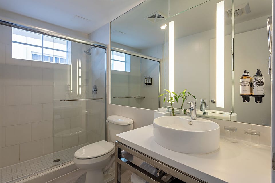Combined shower/tub, designer toiletries, hair dryer, towels