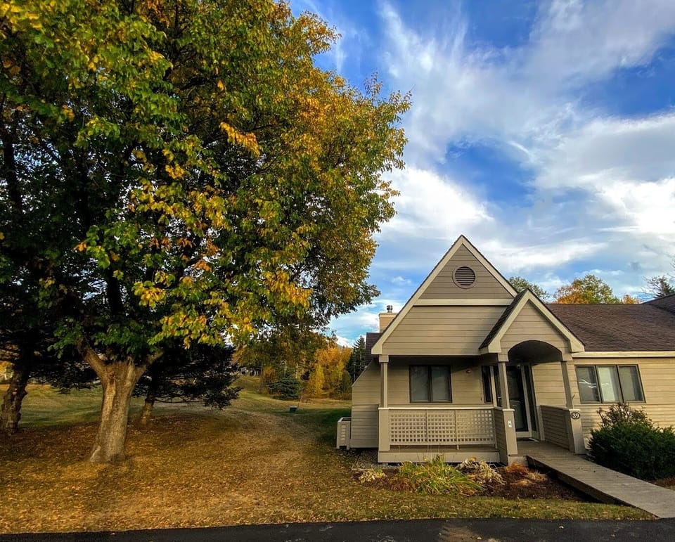 This classy Bretton Woods Fairway Village Townhome with AC has beautiful mountain views and is located on the Mt. Washington Hotel golf course.