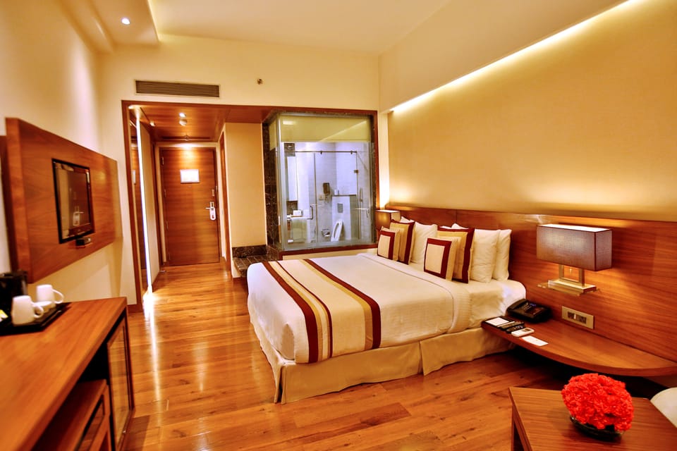 Deluxe King Room | Premium bedding, minibar, in-room safe, desk