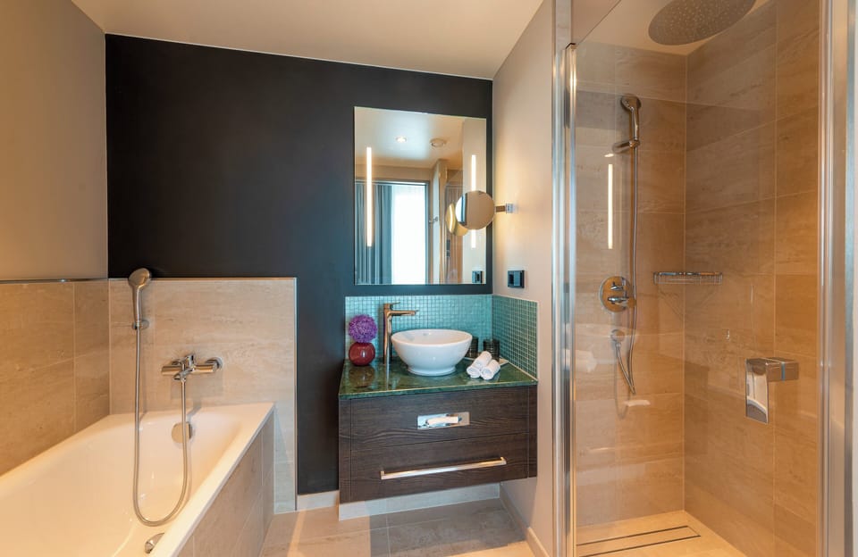 Junior Suite, 1 Double Bed with Sofa bed | Bathroom | Shower, rainfall showerhead, hair dryer, towels