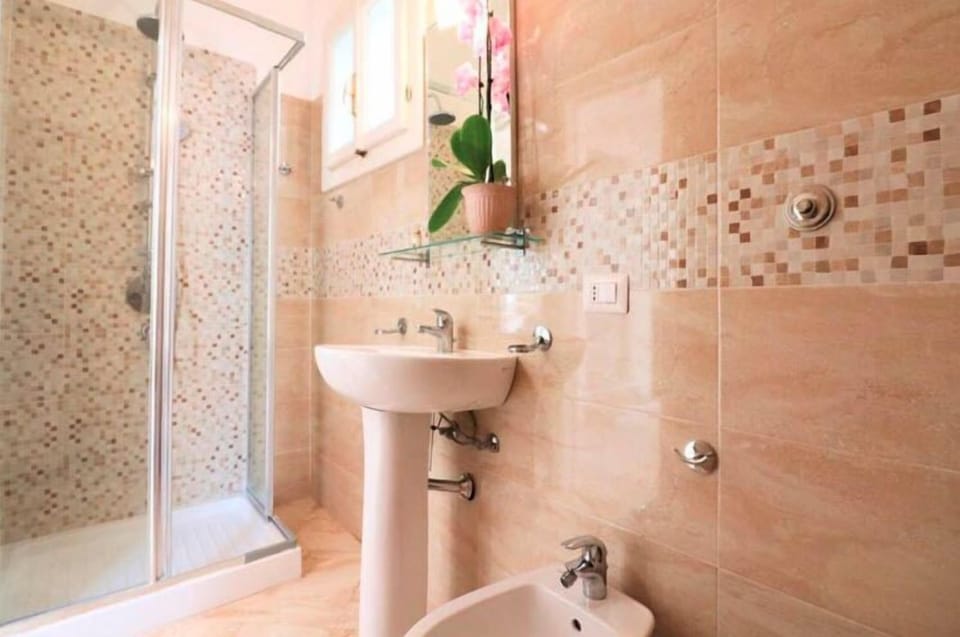 City Apartment, 1 Bedroom | Bathroom | Shower, bidet, towels, toilet paper