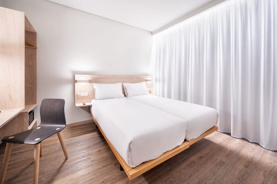 Standard Twin Room | In-room safe, desk, blackout drapes, soundproofing