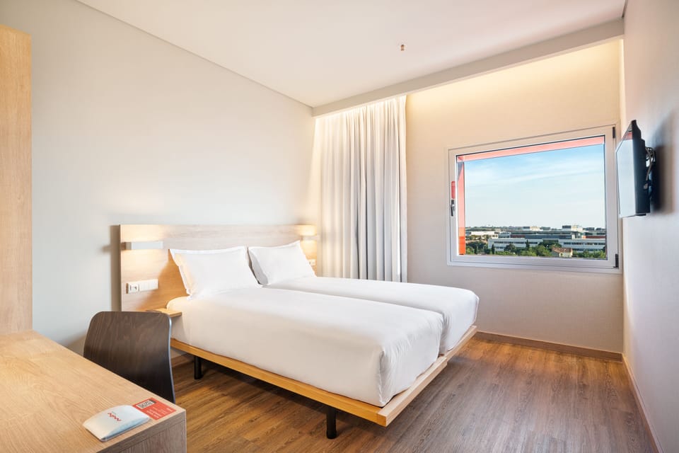 Standard Twin Room | In-room safe, desk, blackout drapes, soundproofing