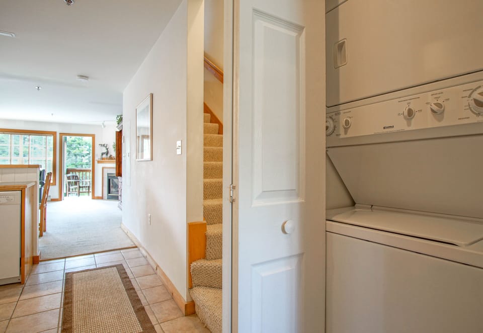 Washer and dryer are located in the entry.
