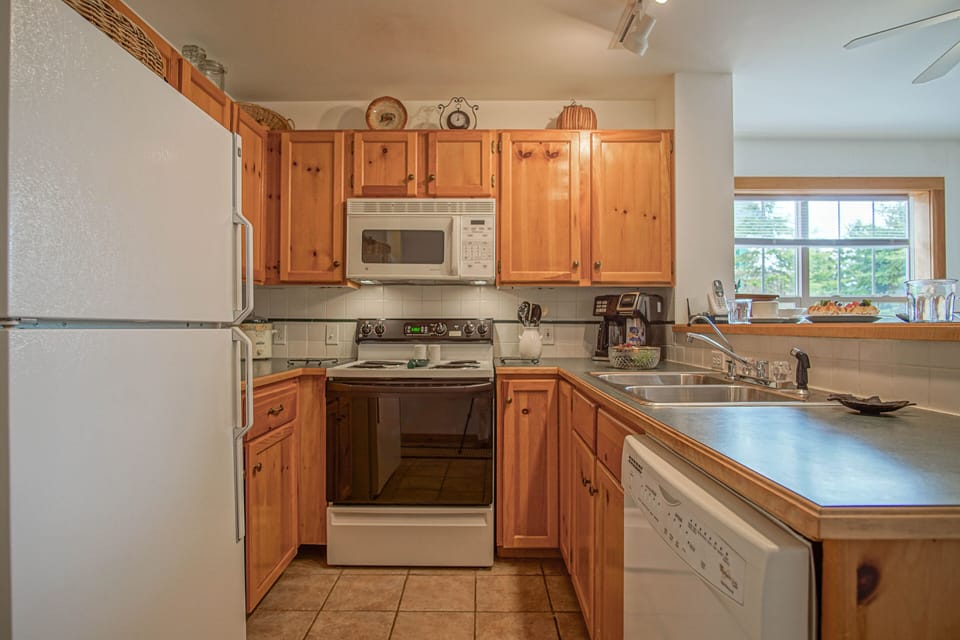 There is a full kitchen in this unit.
