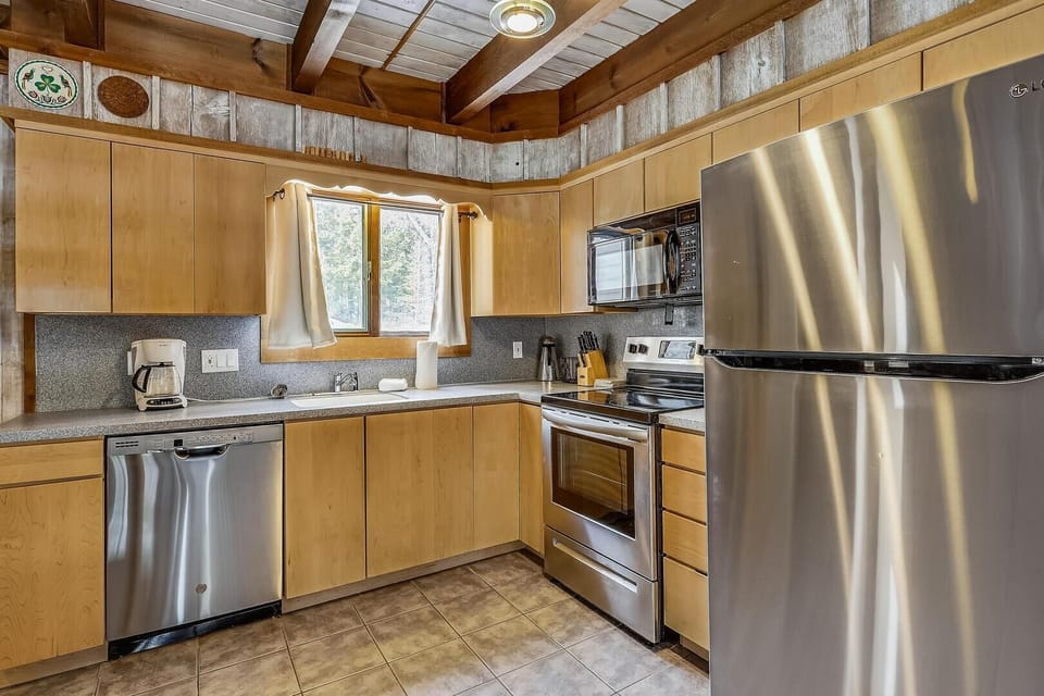 House, Multiple Beds (Hemlock Ridge 6A) | Private kitchen | Oven, toaster