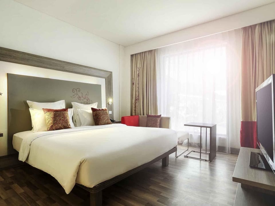 Minibar, in-room safe, desk, iron/ironing board