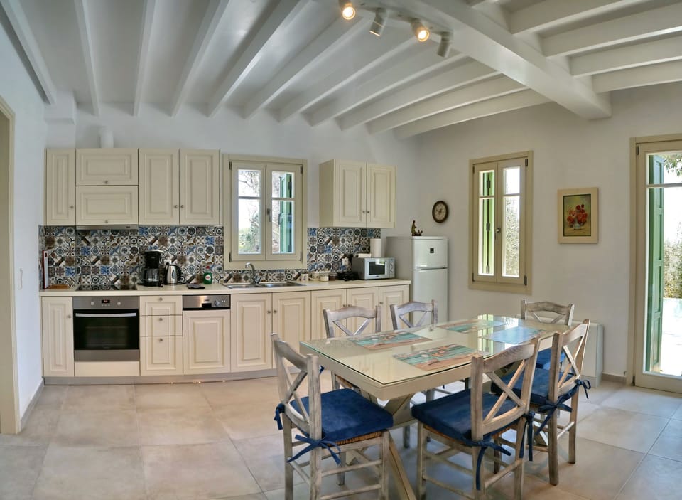 Traditional Villa | Private kitchen | Full-size fridge, microwave, oven, stovetop