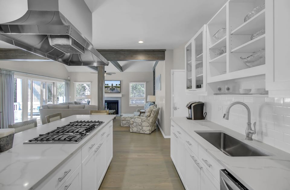 Large kitchen and breakfast bar.