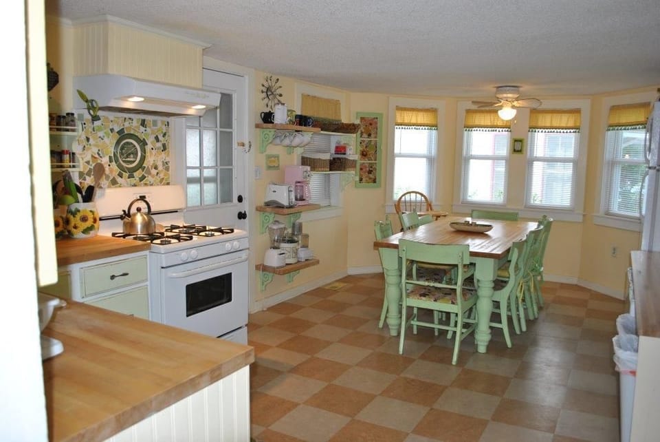 Kitchen/dining room with view