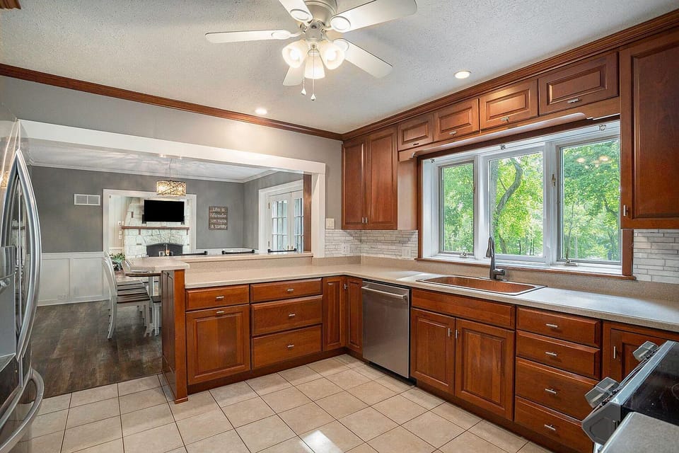 Fully Stocked Chef's Kitchen. 
Spices, Oils, and cooking essentials included. 