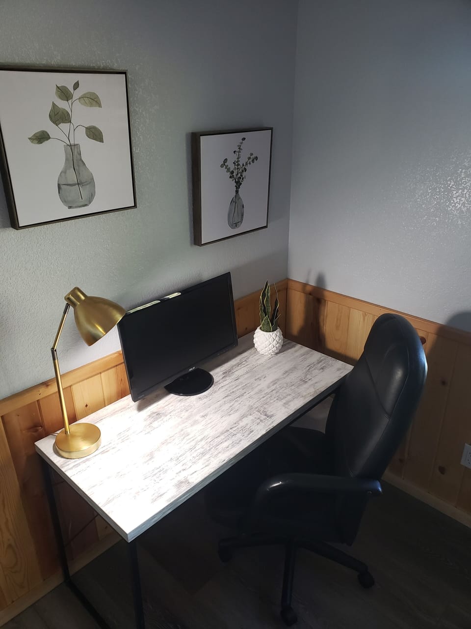 A comfortable workspace for a working vacation. High speed Wi-Fi. 