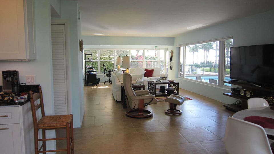 Waterfront, Ground-Floor private residence with Ocean & Inlet views Apartment in Riviera Beach