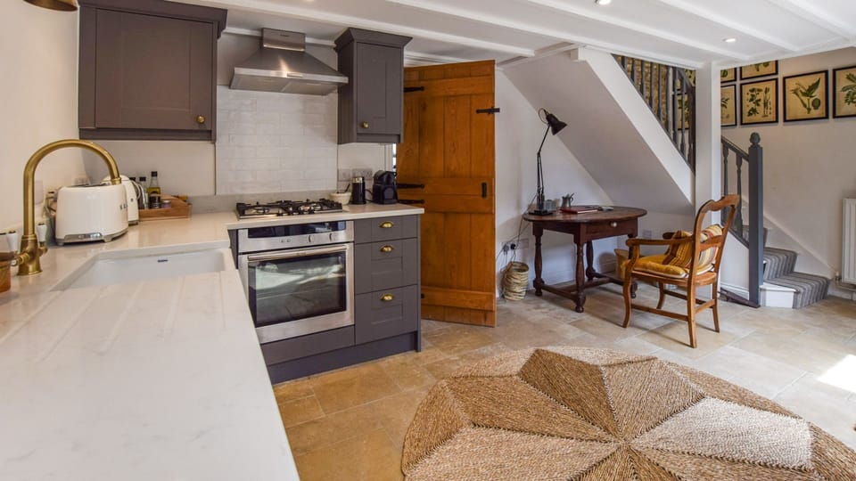 Kitchen and study area, Brown's Cottage, Bolthole Retreats