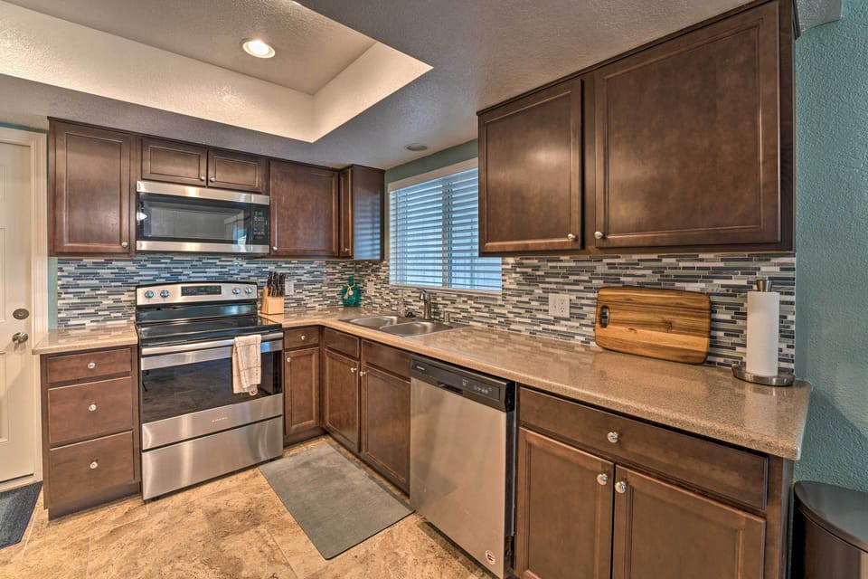 Fully Equipped Kitchen | Cooking Basics & Spices | Crock-Pot | Blender