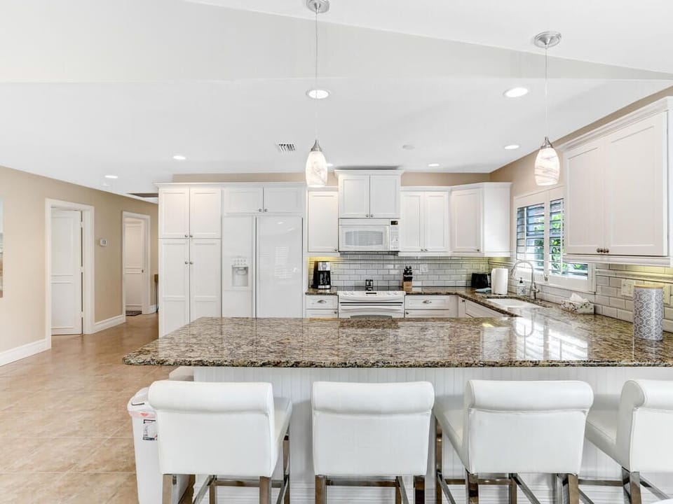 Fully stocked kitchen with bar top seating for 4