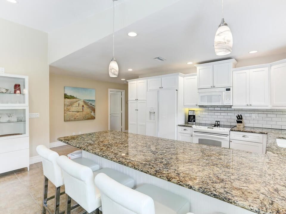 Fully stocked kitchen with bar top seating for 4