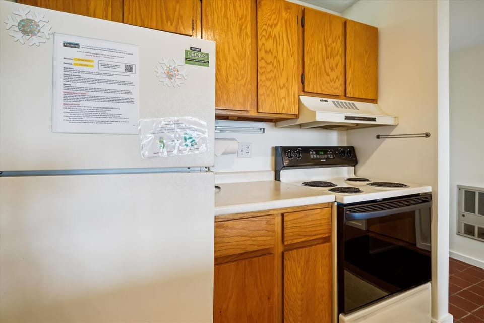 Condo, 1 King Bed (Pinnacle C16) | Private kitchen | Fridge, microwave, oven, stovetop