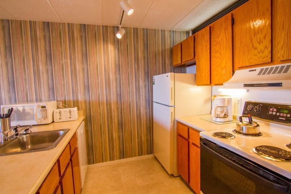 Condo, 1 King Bed (Pinnacle C16) | Private kitchen | Fridge, microwave, oven, stovetop